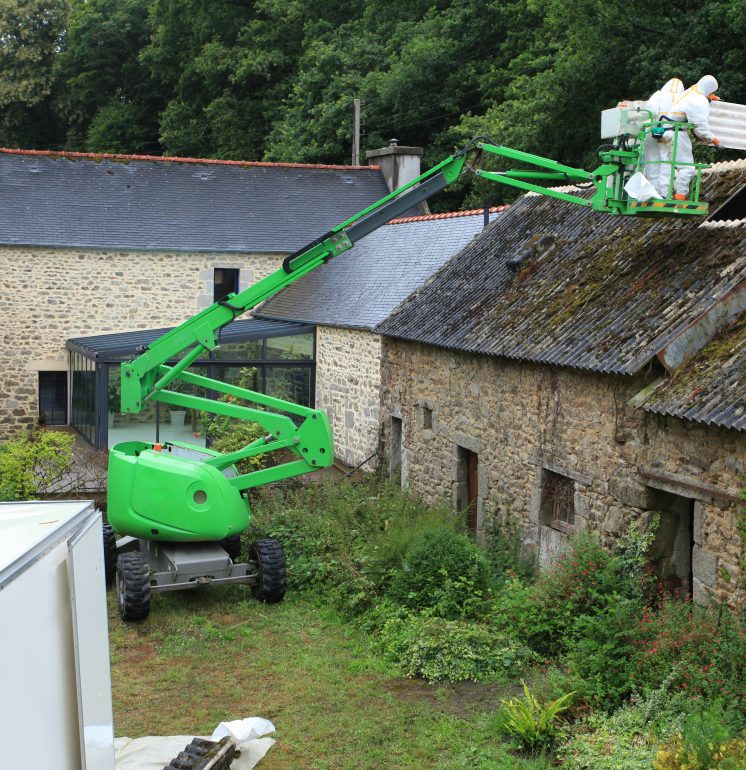Démontage d'une toiture en fibrociment contenant de l'Amiante